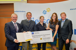 1. Hauptpreis - LT-Präsident Mag. Karl Wilfing, Bgm. Günter Schaubach (Pyhra), Mag. Roswitha Zink (Lichtblickhof), Maggie Entenfellner, Landesrat Gottfried Waldhäusl. Foto: NLK Pfeiffer